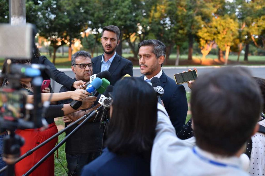 Advogado da família de Marília Mendonça revelando resultado do relatório do Cenipa