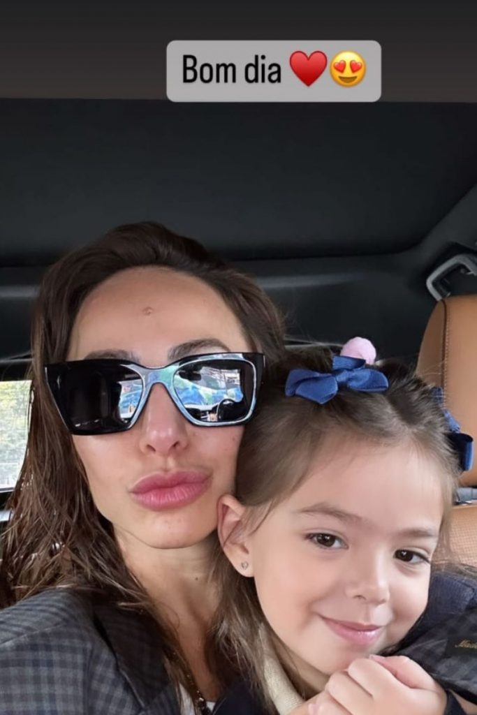 Sabrina Sato com Zoe, no carro, indo para a escola