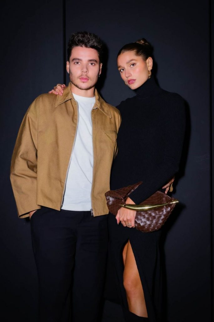 Elegantes, Sasha e o marido, João Figueiredo posam para a câmera