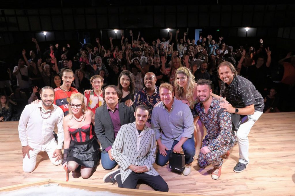 sérgio hondjakoff na peça velório à brasileira