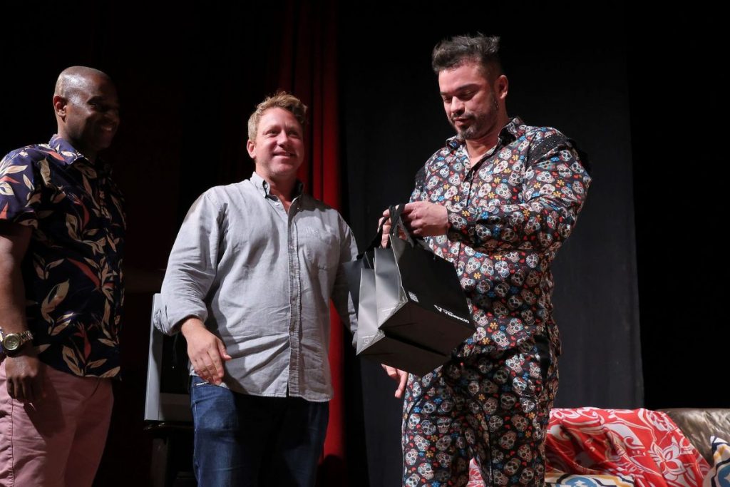 sérgio hondjakoff na peça velório à brasileira