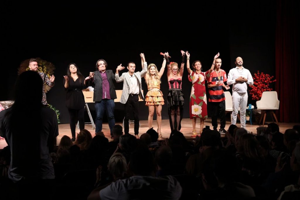 sérgio hondjakoff na peça velório à brasileira