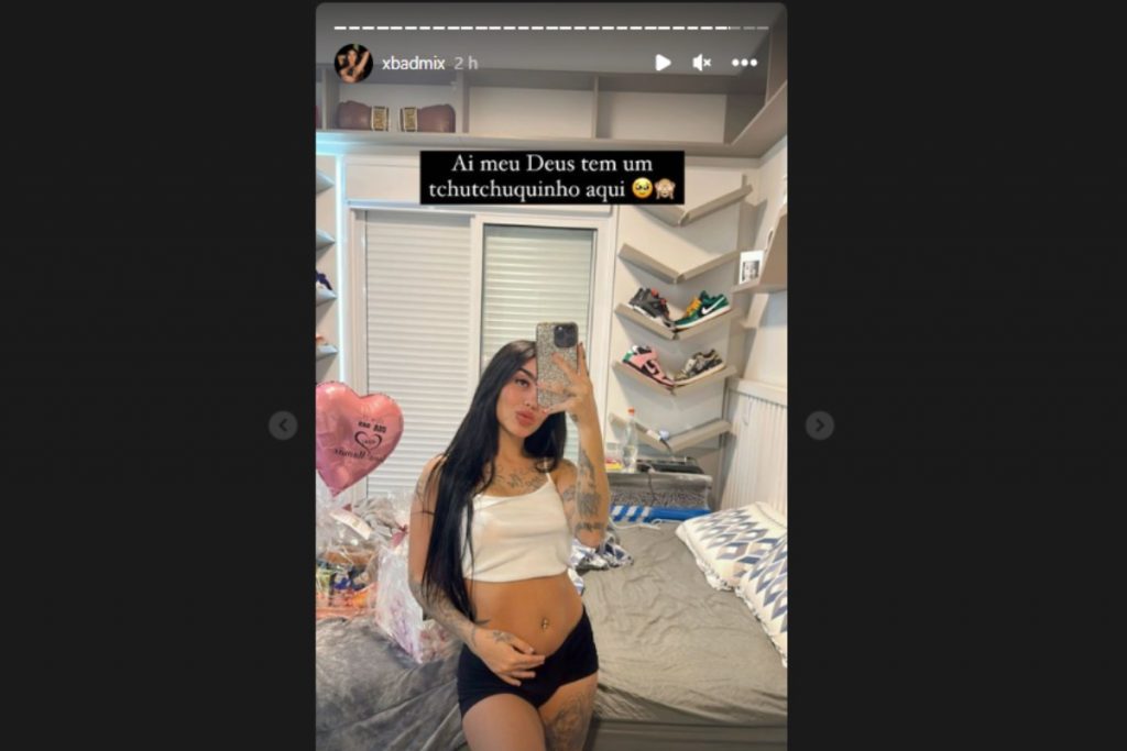 Mirella exibindo barriguinha de grávida