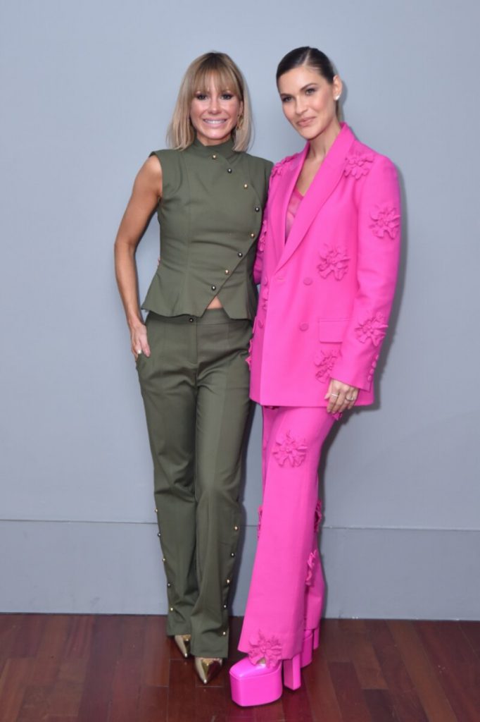 Mônica Salgado e Andressa Suíta abraçadas, em pé 