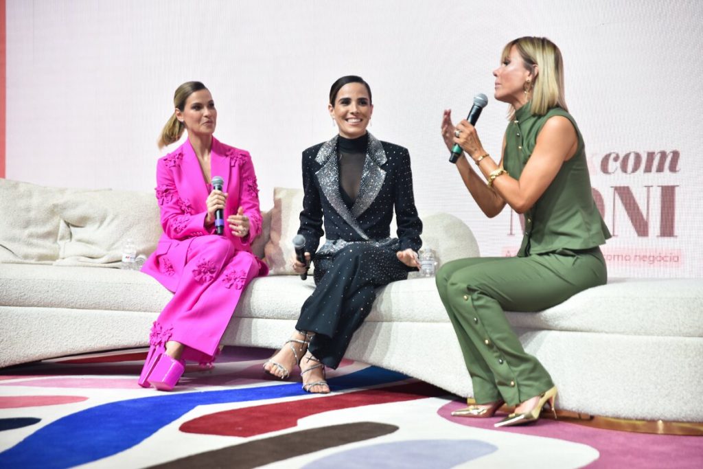 Andressa Suíta, Wanessa e Mônicca Salgado sentadas
