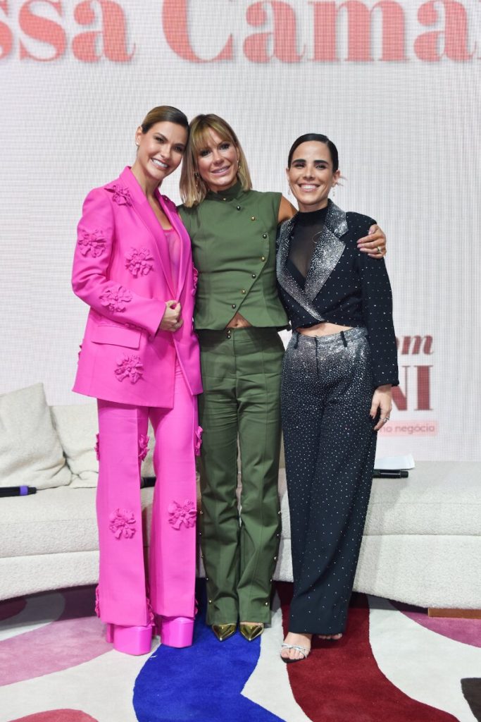 Andressa Suíta, Wanessa e Mônica Salgado em pé, abraçadas