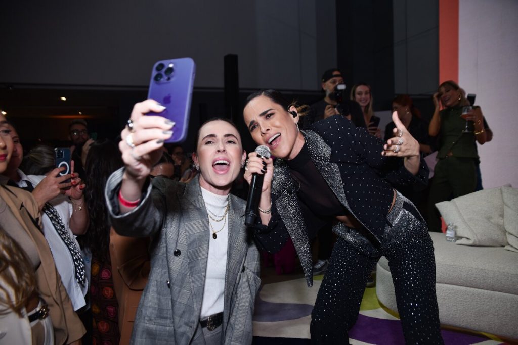 Wanessa cantando, fazendo selfie com fã 