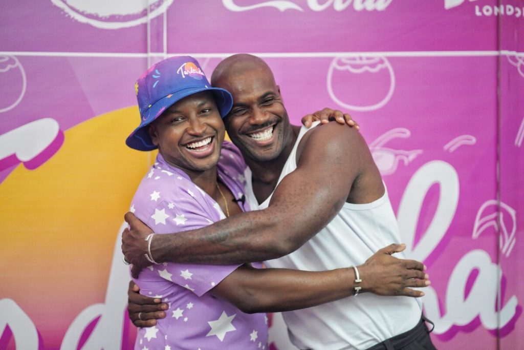 Thiaguinho e Rafael Zulu abraçados 