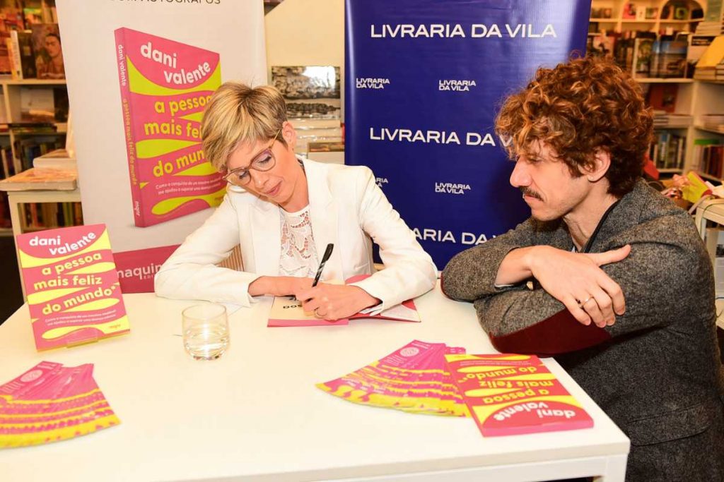 Dani Valente autografando livro para Theo Cochrane