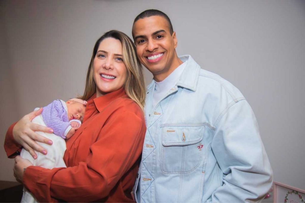 Thiago Oliveira e Bruna Matuti deixando maternidade com Elle