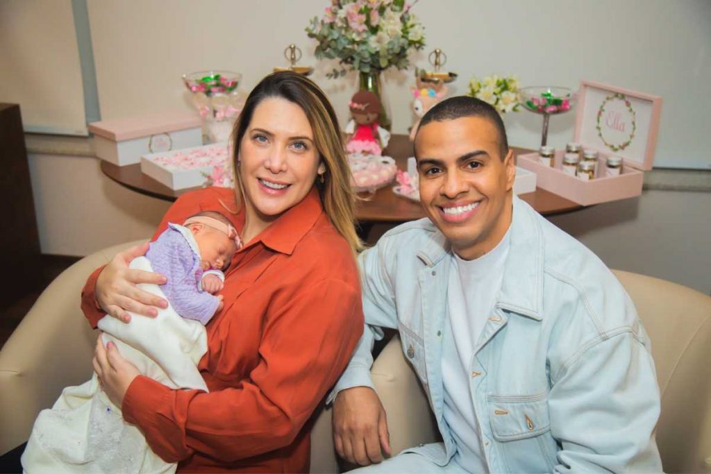 Thiago Oliveira e Bruna Matuti deixando maternidade com Elle