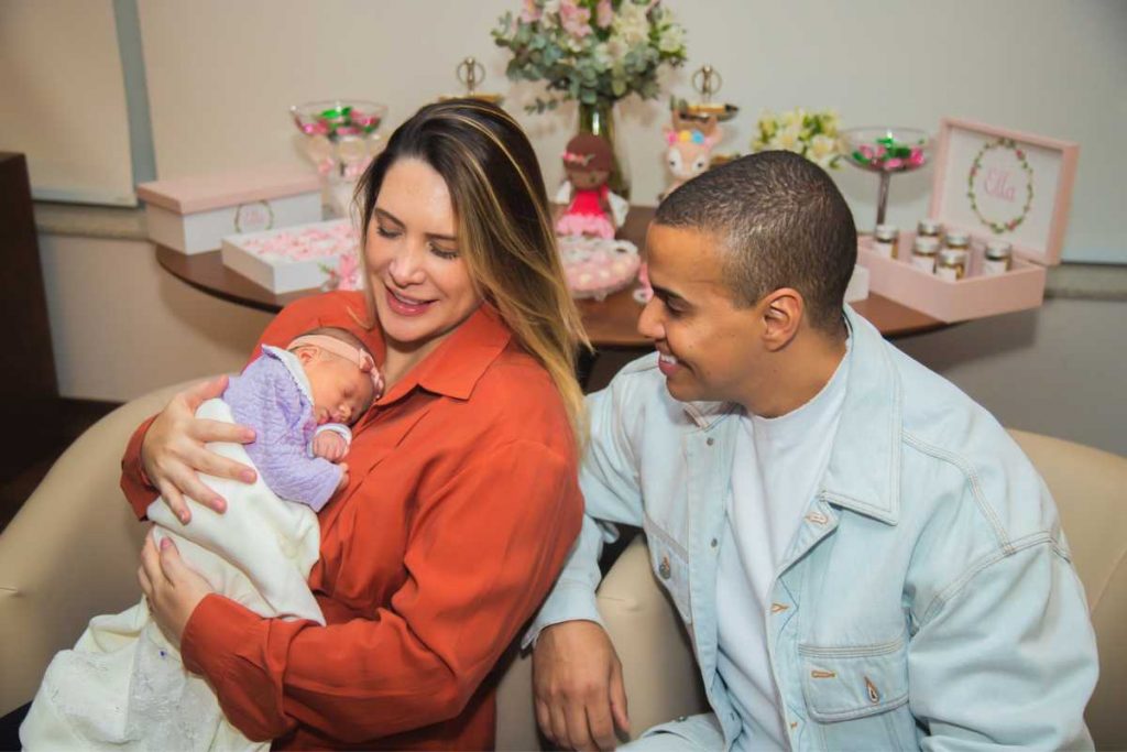 Thiago Oliveira e Bruna Matuti deixando maternidade com Elle