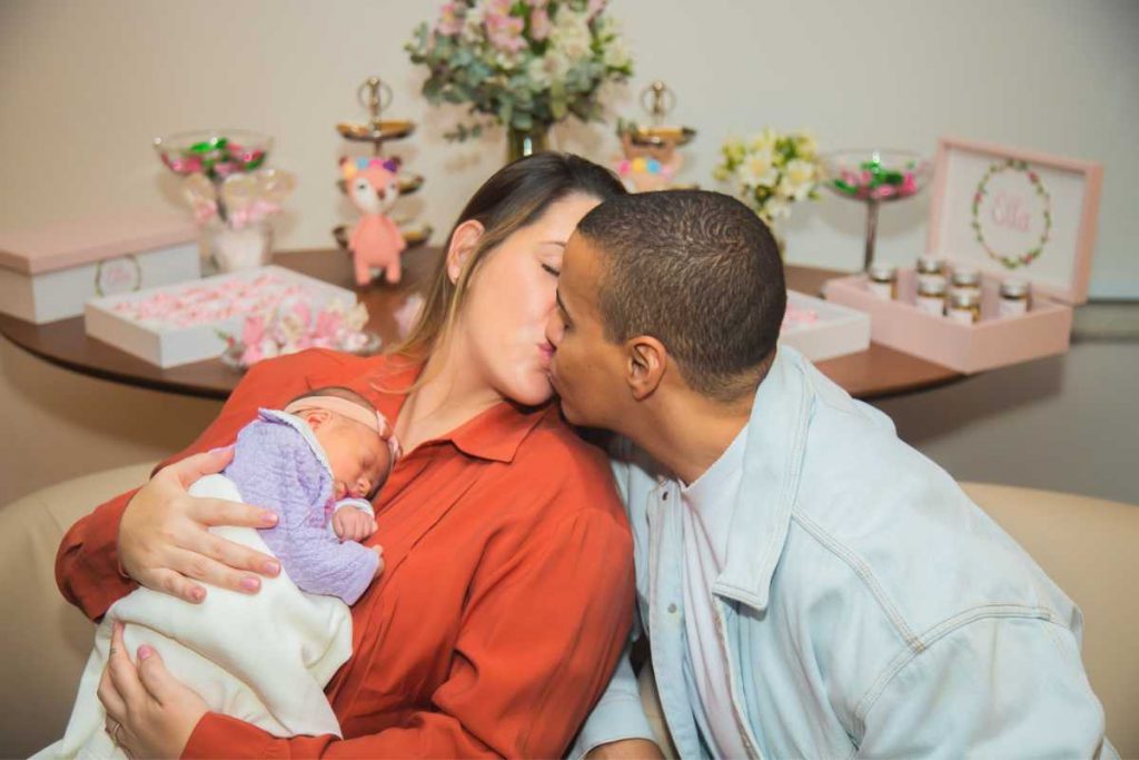 Thiago Oliveira e Bruna Matuti deixando maternidade com Elle