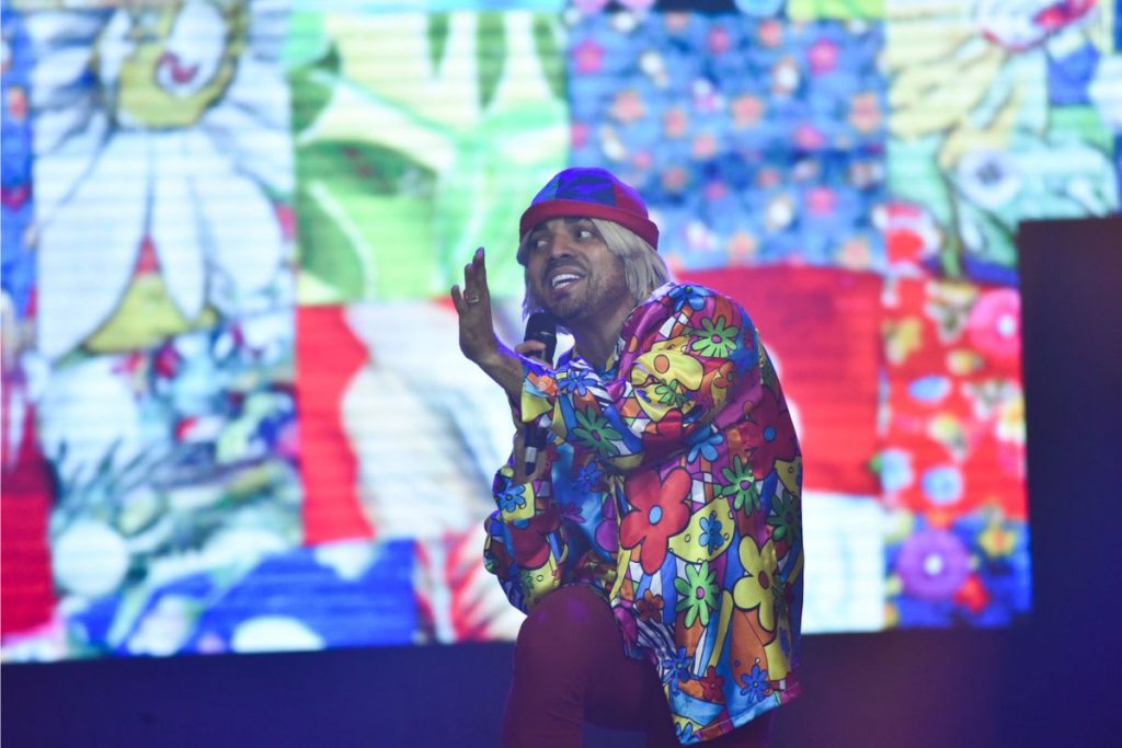 Tirullipa estilo o pai, Tiririca, apresenta seu circo