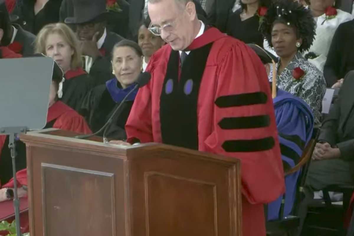 Tom Hanks recebe diploma na Harvard