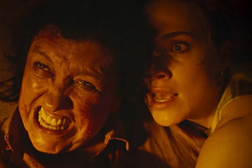 Todas as Flores - Zoé (Regina Casé) torturada por Vanessa (Letícia Colin)