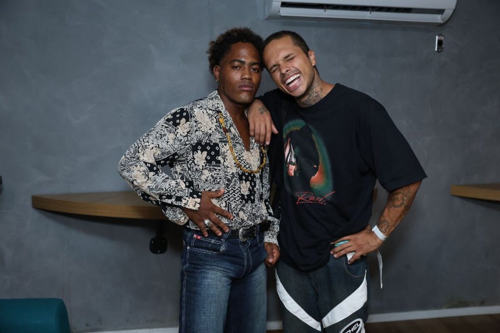 Vitor Feitosa e Vitão abraçados