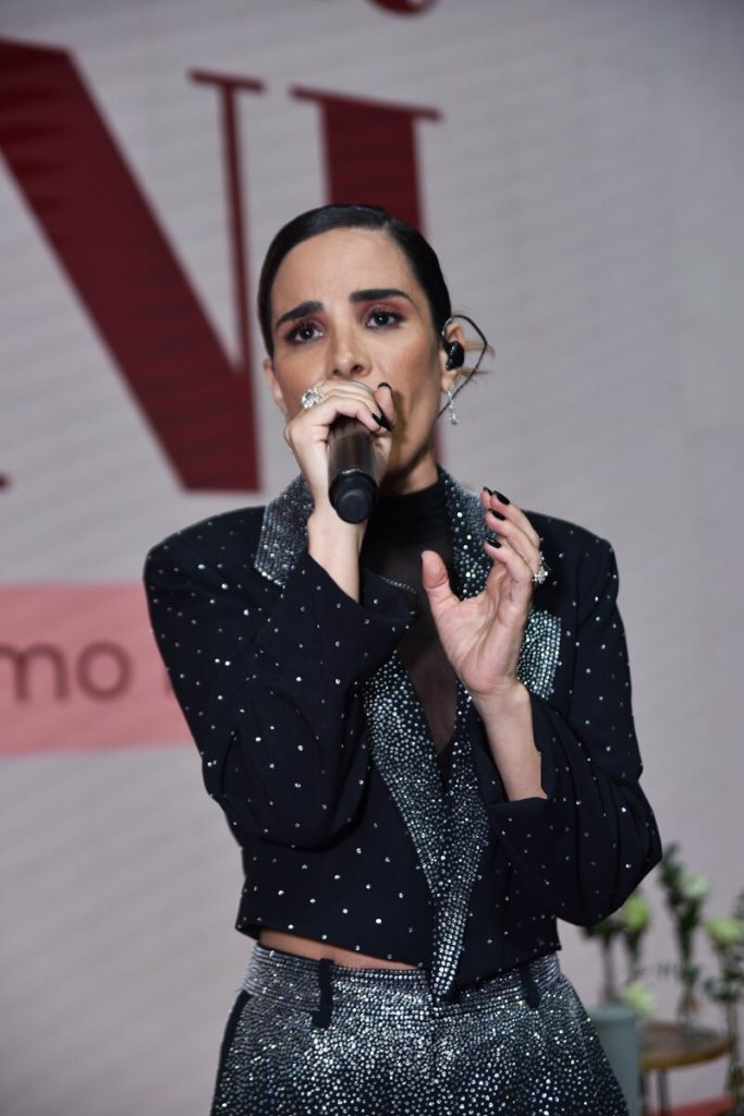 Wanessa cantando