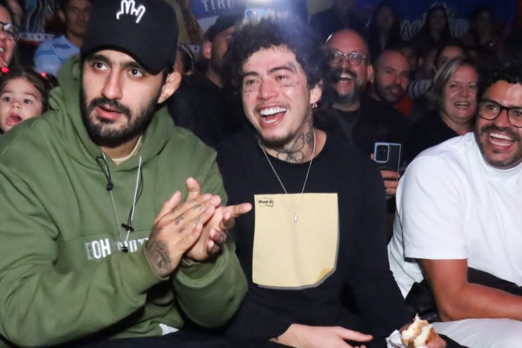 Whindersson Nunes se diverte na plateia de circo