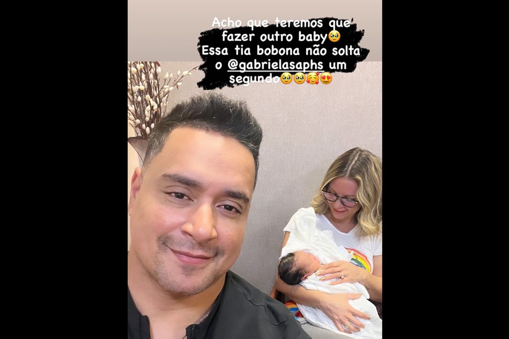 Xanddy se derreteu ao ver Carla Perez com bebê no colo