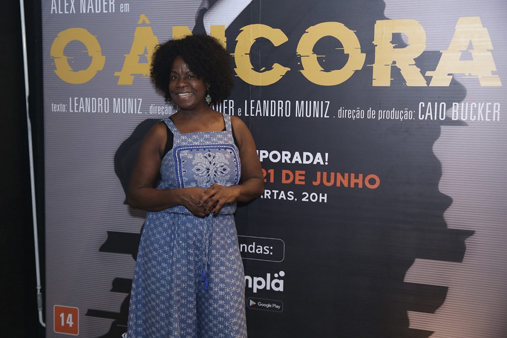 Zezeh Barbosa também conferiu o monólogo O Âncora