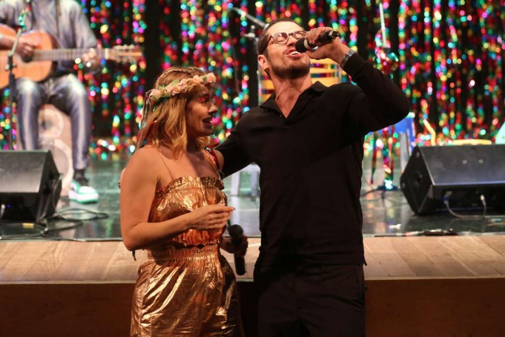 Carolina Dieckmann canta com Samuel de Assis e José Loreto