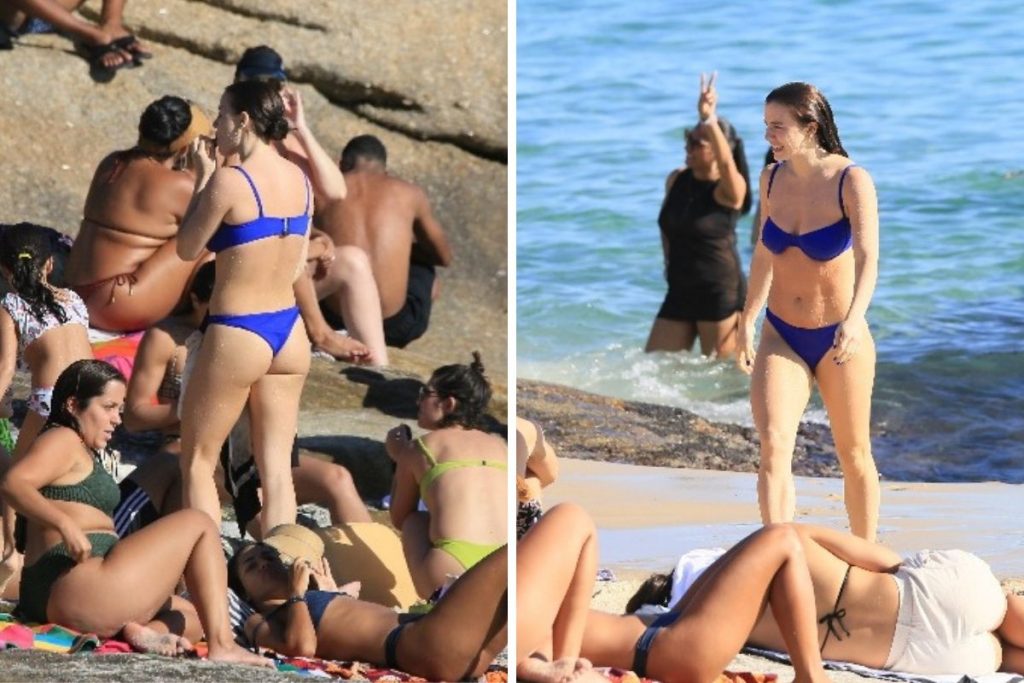 Alice Wegmann na praia de biquíni azul