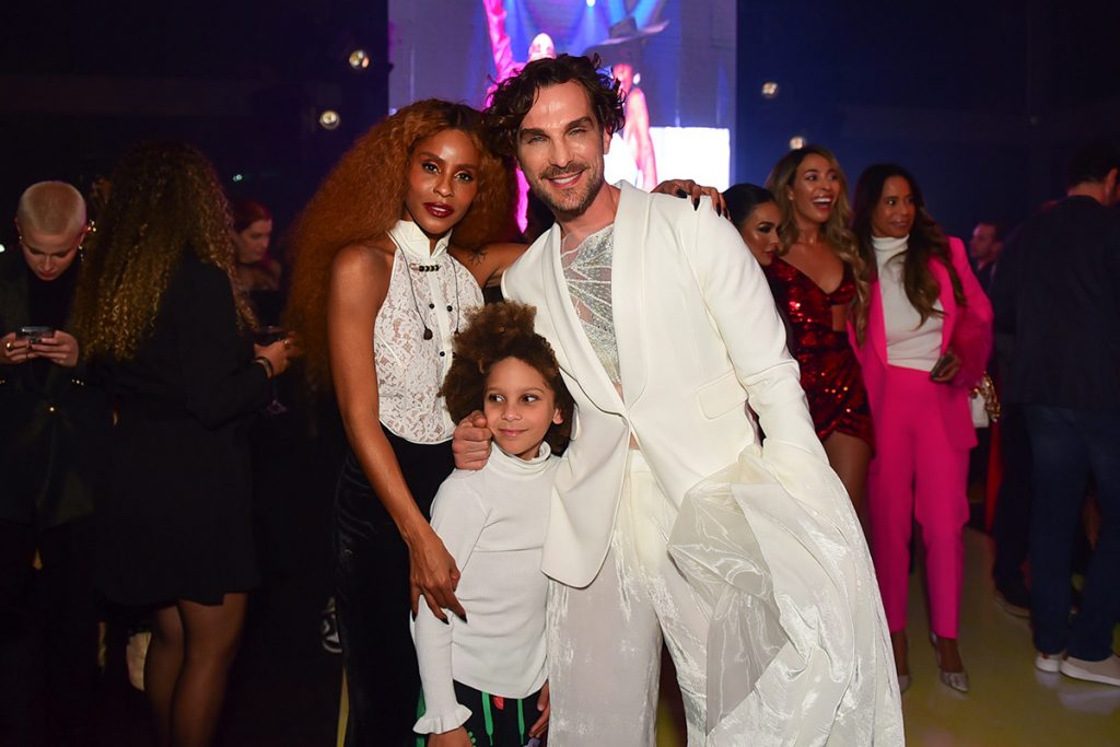 Aline Wirley e Igor Rickli posaram com o filho