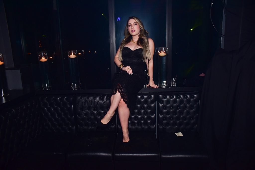 Amanda Meirelles posou para muitas fotos no evento