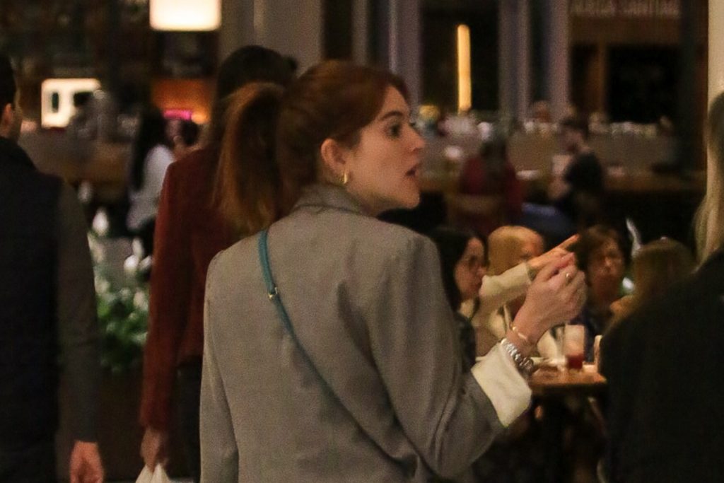 A famosa não pareceu se importar com a presença dos fotógrafos