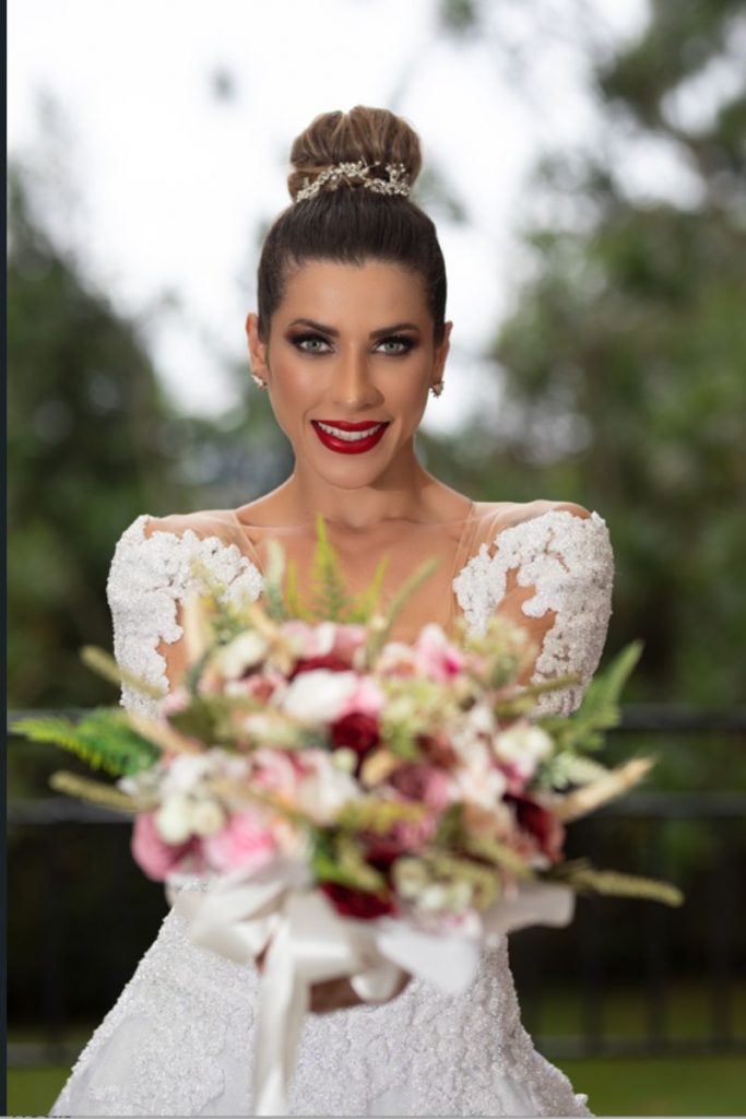 Ana Paula Liberato mostra buquê de noiva com flores naturais