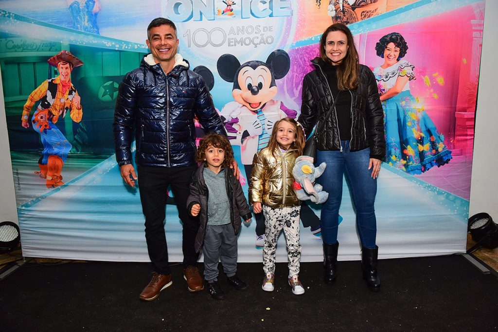 Anderson Di Rizzi conferiu o Disney On Ice com a esposa Taíse Galante e os filhos Helena e Matteo