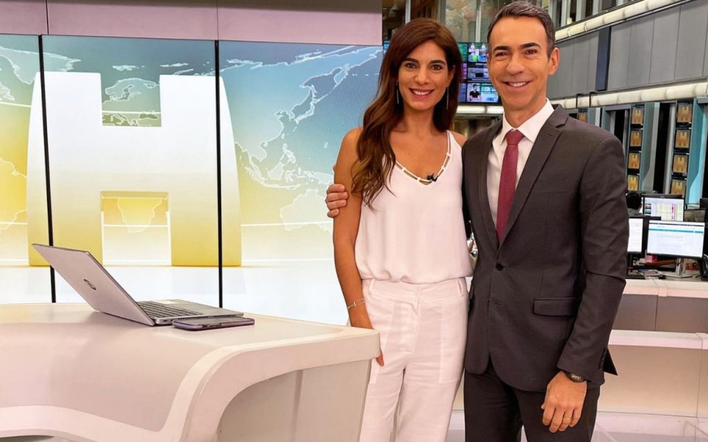 Andreia Sadi estreia no ‘Jornal Hoje’ paparicada por Cesar Tralli