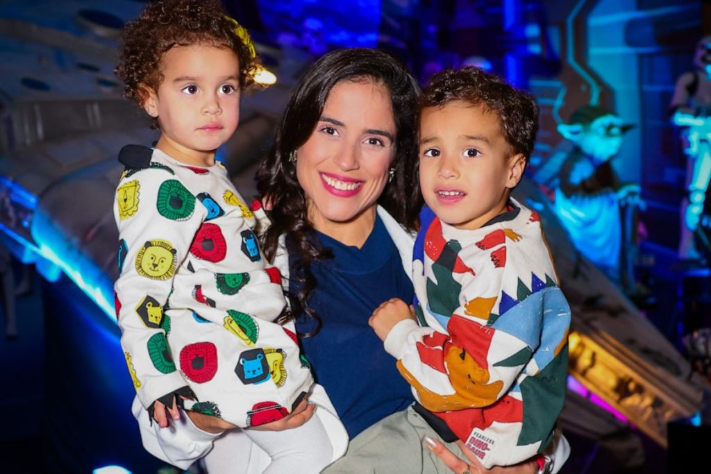 Camilla Camargo e filhos no aniversário