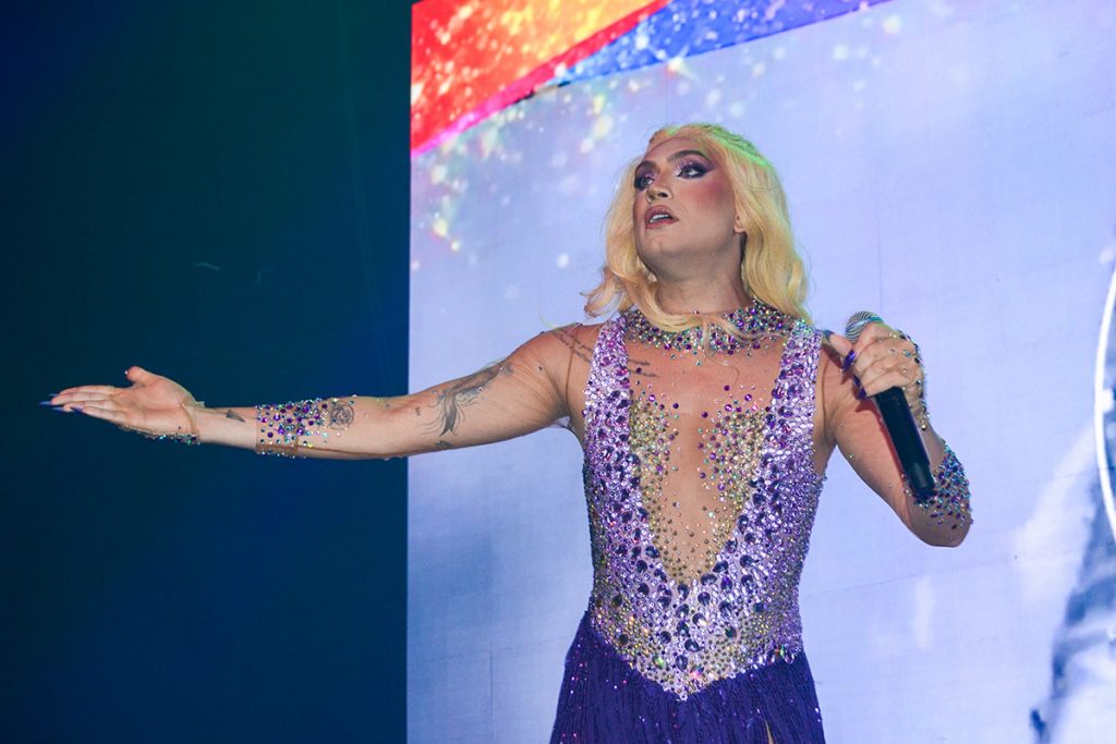 Aretuza Lovi usou um look repleto de brilho