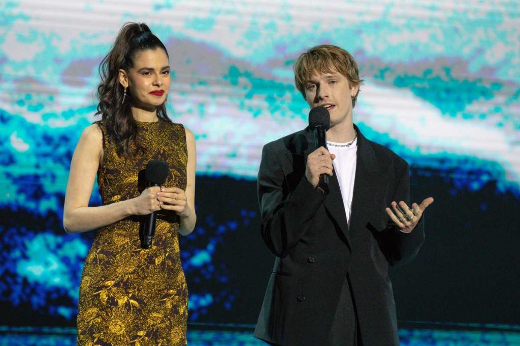 Aria Mia Loberti e Louis Hoffman no palco da live mundial do Tudum