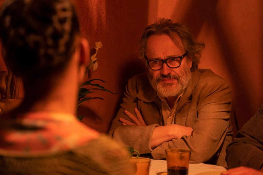 Aruanas: Clara (Thayná Duarte) e o Pastor Carlos (Leonardo Medeiros)