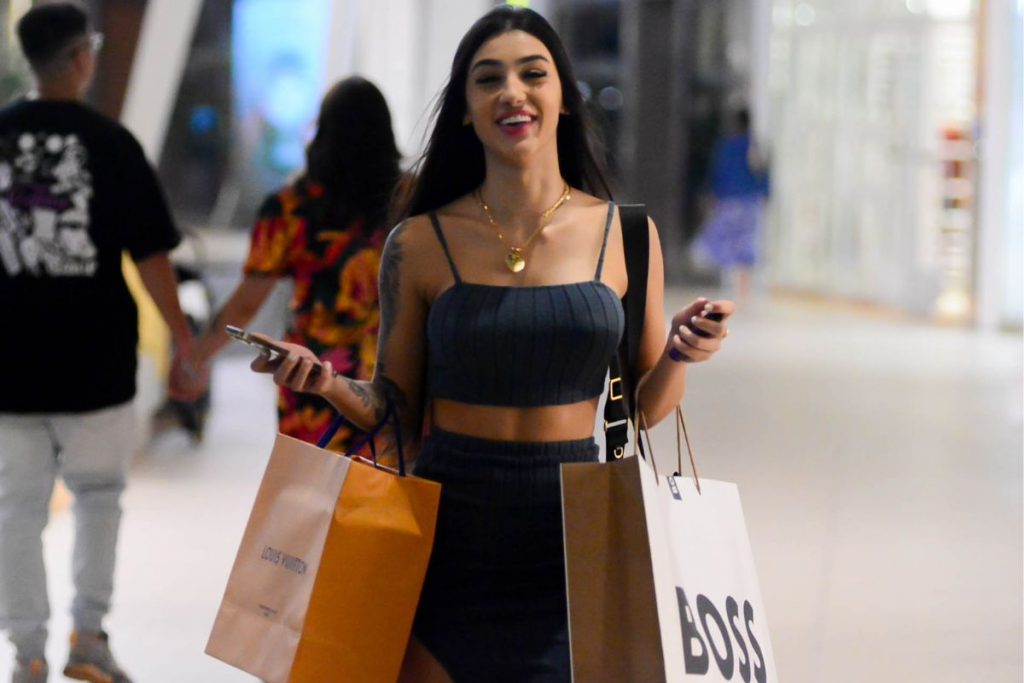Bia Miranda durante compras em shopping
