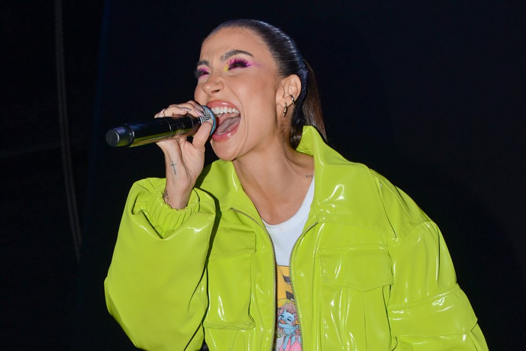 A influencer também se divertiu ao subir no palco