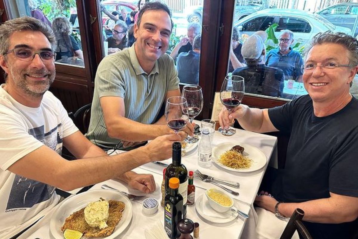 Boninho, Tadeu Schmidt e Rodrigo Dourado almoçam juntos