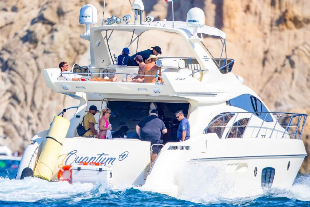 Britney Spears com o marido e alguns amigos em barco no México
