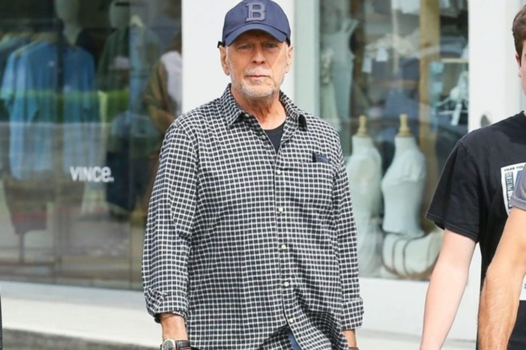 Bruce Willis caminhando por Malibu - Grosby Group