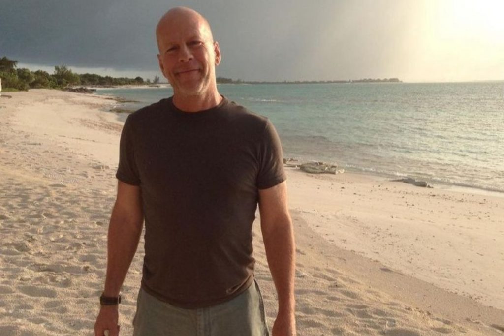 Bruce Willis na Praia - Instagram