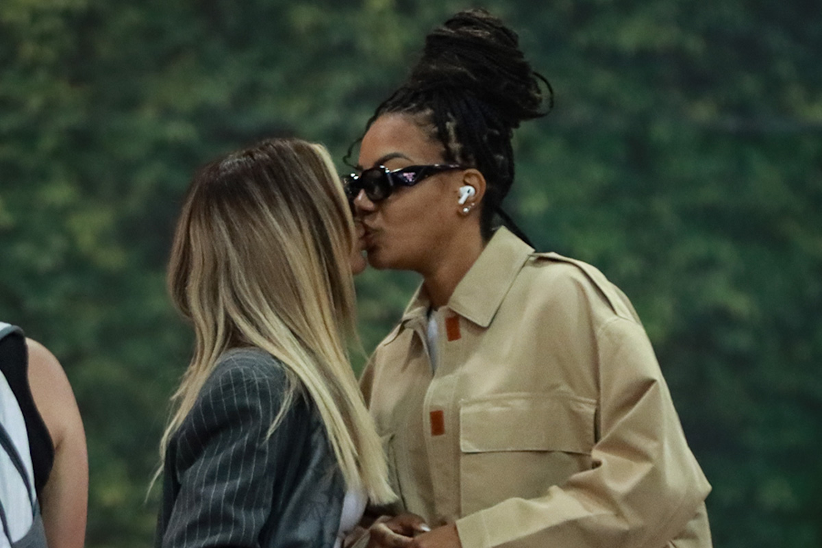 Ludmilla e Brunna Gonçalves trocam muitos beijos em aeroporto
