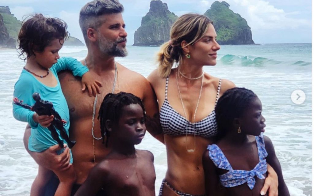 Família maravilhosa: Bruno Gagliasso, Giovanna Ewbank, Títi, Bless e Zyan, no colo do pai