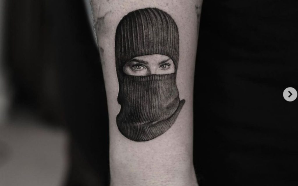 Bruno Gagliasso declara amor a Giovanna Ewbank em nova tatuagem.