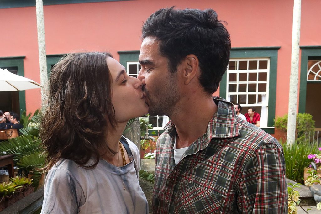 Luísa Arraes e Caio Blat trocaram muitos beijos no evento