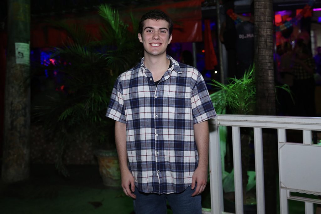 Caio Manhente posou sorridente em Festa Junina