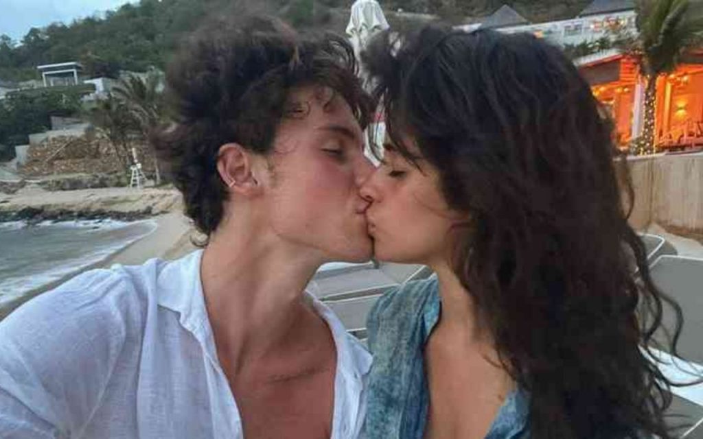 Camila Cabello e Shaw Mendes se beijando