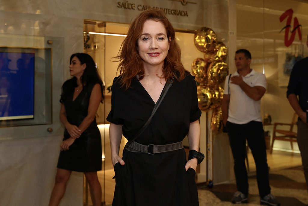 Camila Morgado marcou presença na inauguração de uma clínica